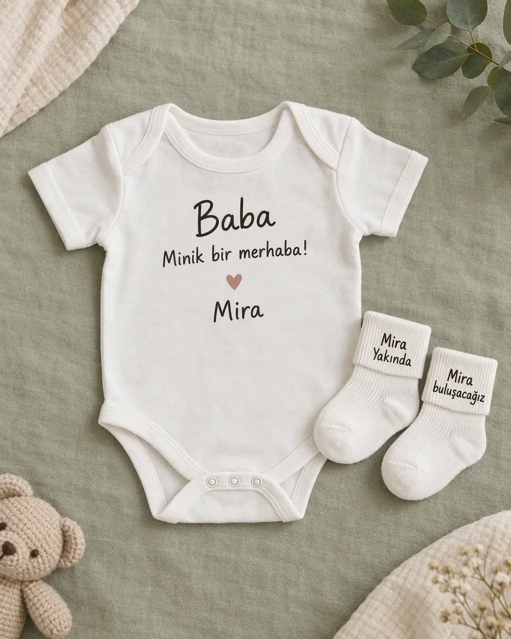 Baba, Minik bir merhaba! ve Mira yazılı beyaz body; yanında Mira adı ile Yakında ve buluşacağız sözcüklerini taşıyan bir çift beyaz çorap